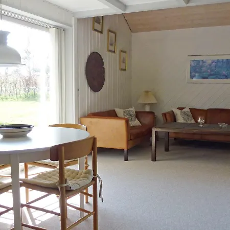 Three-bedroom Holiday In 2 Holiday home *